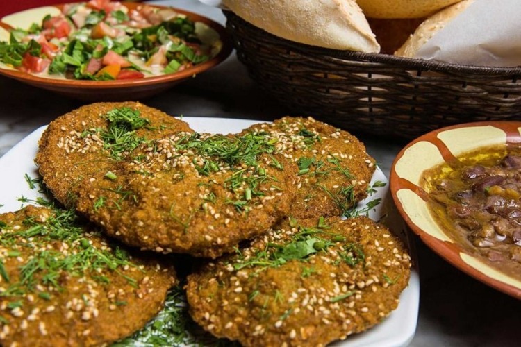 طعمية وفول وعيش، فطار مصري تقليدي