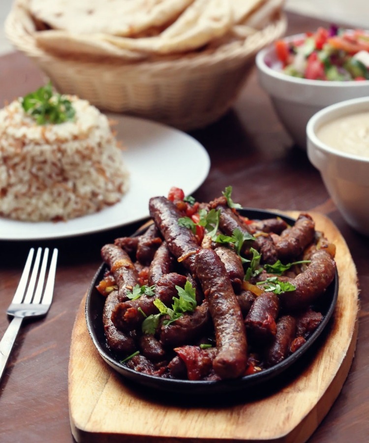 سجق ورز وسلطة وعيش