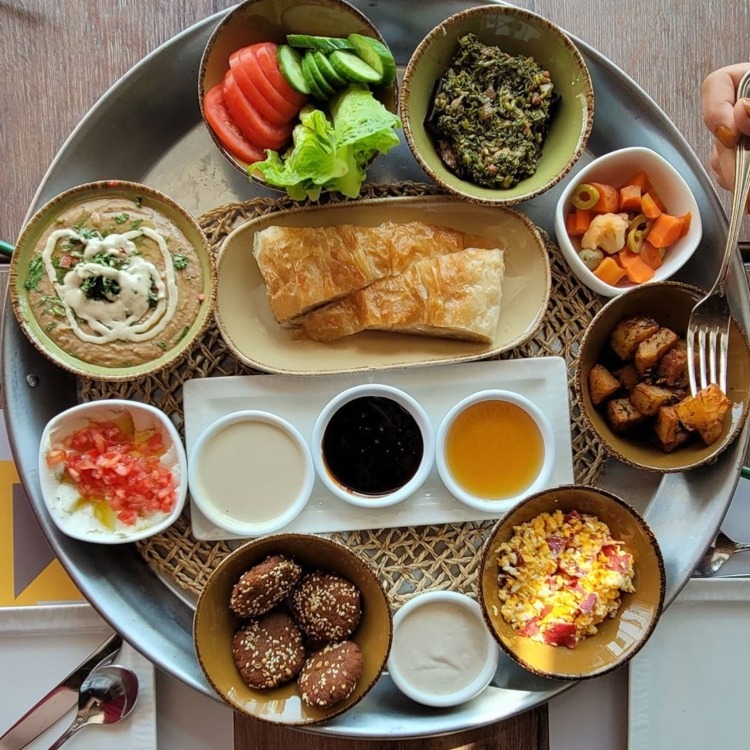 فطير وطعمية ومخلل وطحينة