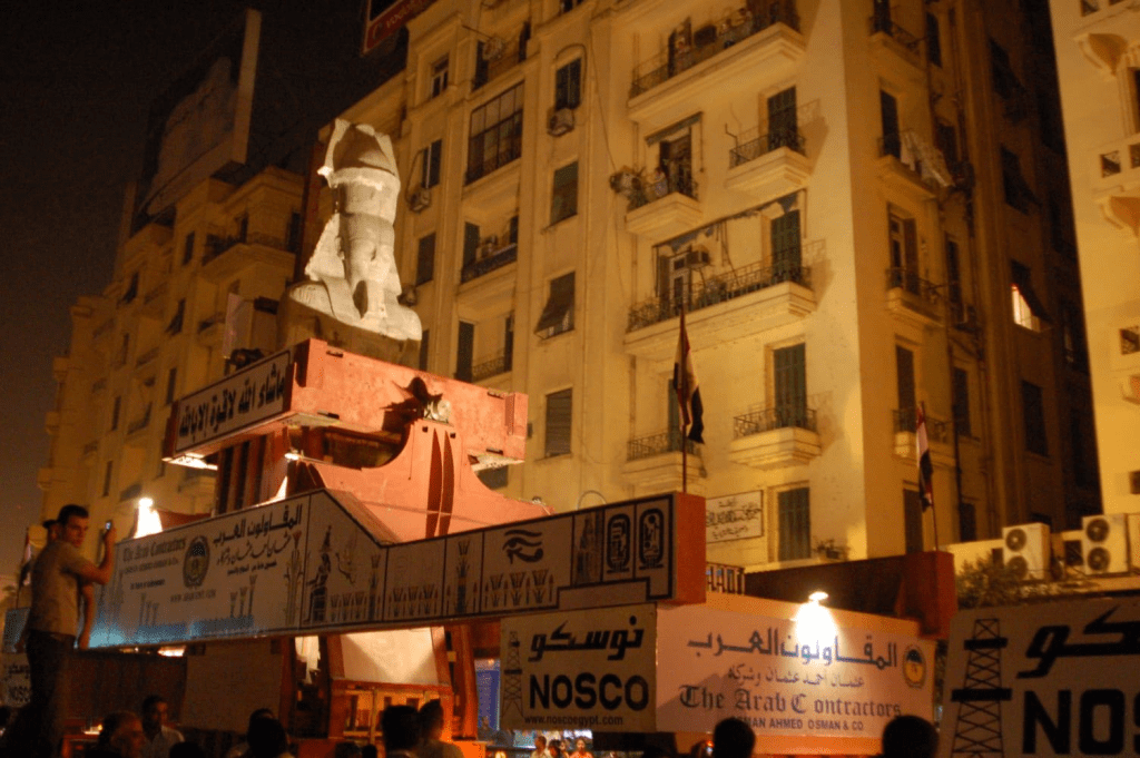 عملية نقل تمثال رمسيس الثاني من عجائب المتحف المصري الكبير