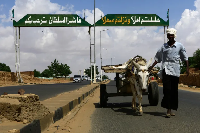 لوحة على مدخل المدينة العريقة التي تحولت لساحة حرب