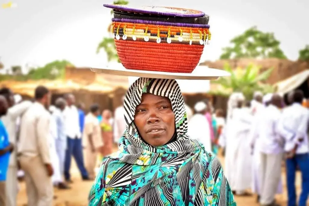 نساء يحملن بقايا الطعام في فاشر