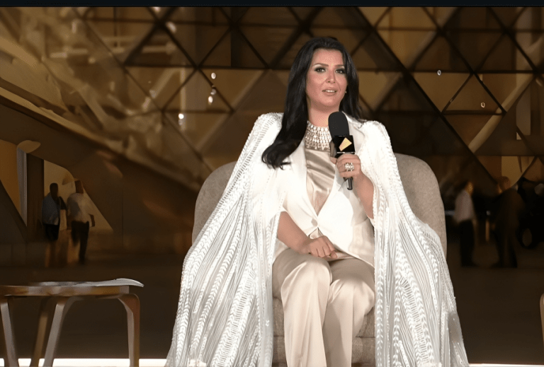 فستان زهرة اللوتس يسرق الأضواء.. منى الشاذلي تبهِر الحضور في ليلة المتحف المصري الكبير