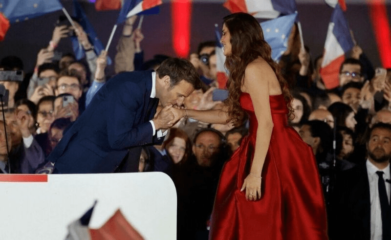 فرح الديباني مع الرئيس الفرنسي ماكرون  من نجمات الأوبرا المصرية العالمية