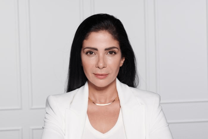 سر نضارة منى زكي