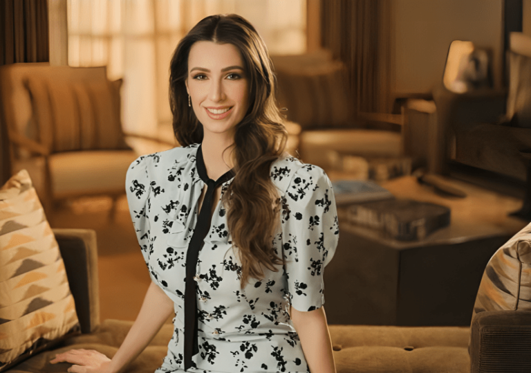 إطلالات الفساتين المنقوشة: كيف أصبحت سر أناقة الأميرة رجوة؟