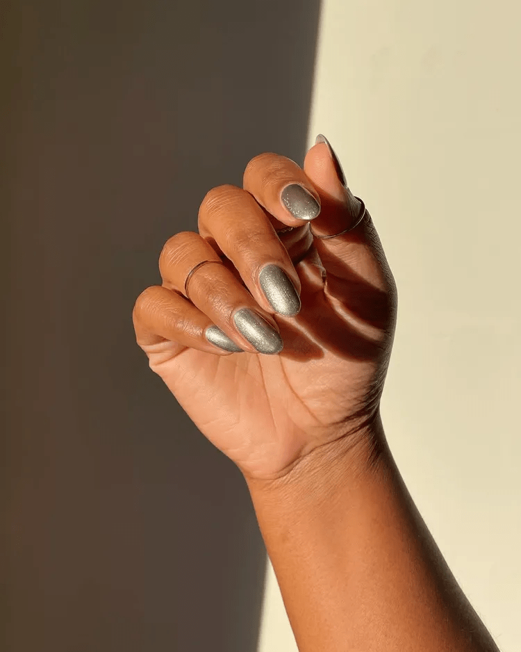 ألوان طلاء أظافر تريندي 2026