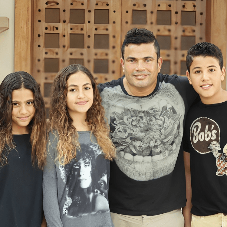 أغاني عمرو دياب  مع أبنائه