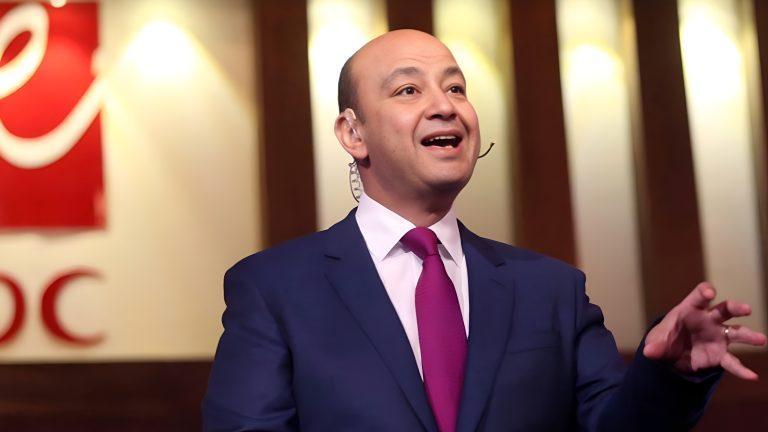 عمرو أديب يصف مطار دبي بـ”المهجور” وخلف الحبتور يرد: “دبي جوهرة العالم”