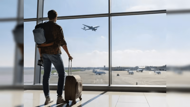 دليل المسافر: كيفية إدارة وحجز رحلاتك بعد تعليق الطيران بعد الهجوم الأمريكي الإسرائيلي على إيران