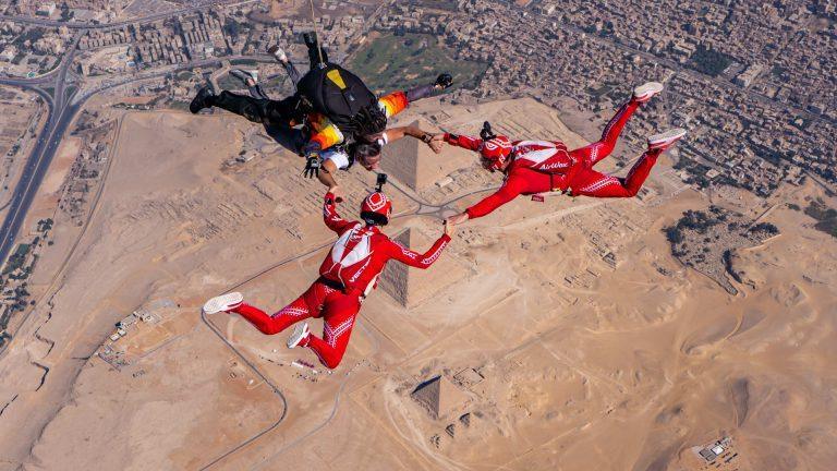 عِش المغامرة فوق الأهرامات: Skydiving وParamotor في سماء مصر