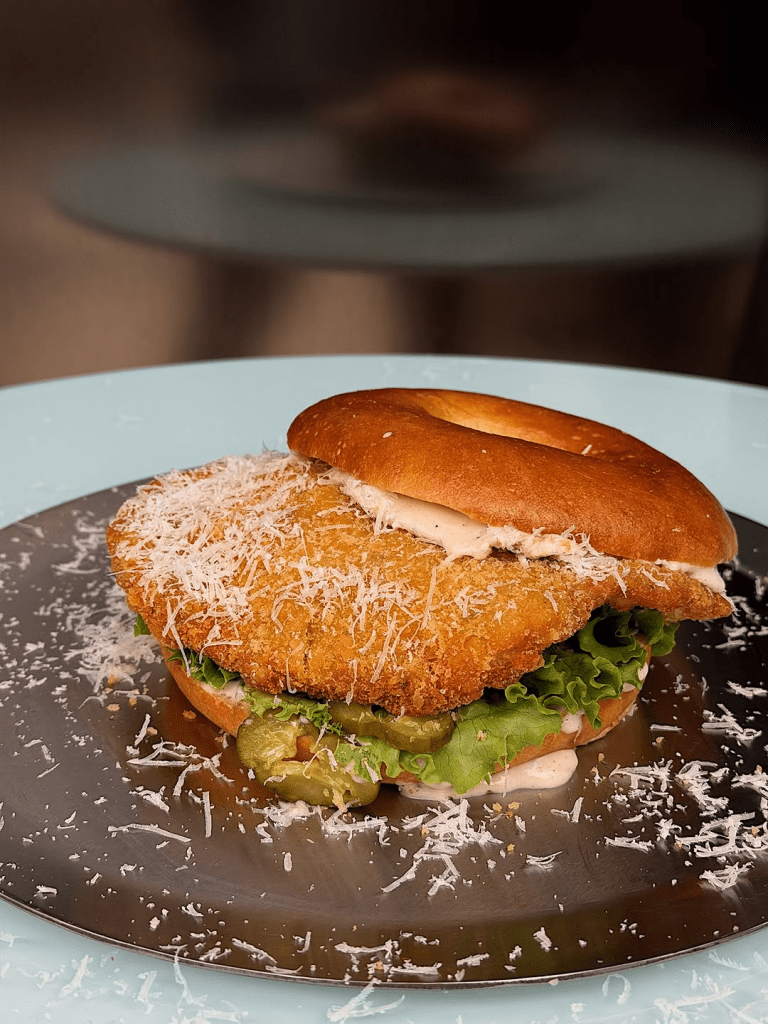 تشيكن سيزر باجل (Chicken Caesar Bagel) - 1980 Coffee