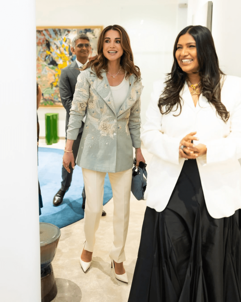 البليزر الأخضر الباستيل والبنطال العاجي للملكة رانيا