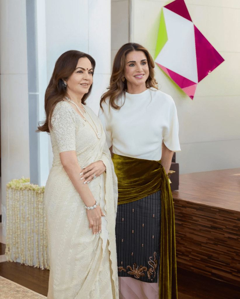 التنورة الميدي بوشاح المخمل الأخضر للملكة رانيا