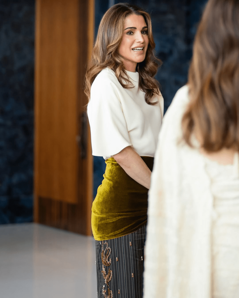 التنورة الميدي بوشاح المخمل الأخضر للملكة رانيا