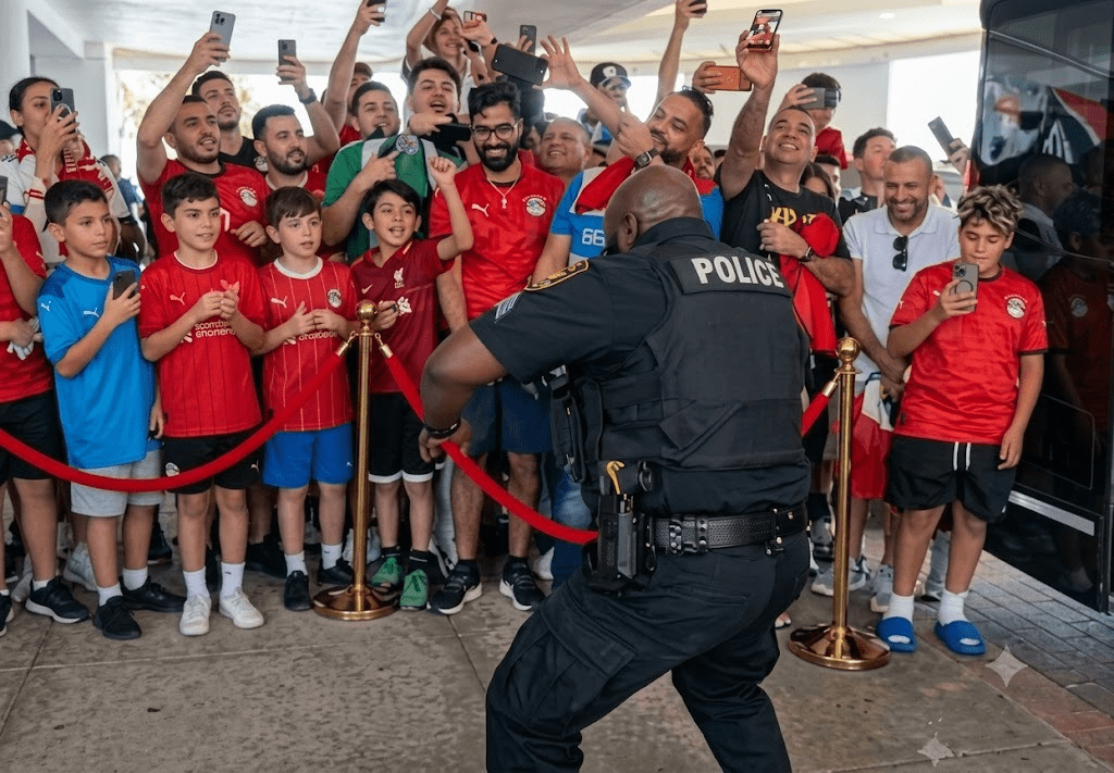 شرطي أمريكي مع الجماهير المصرية في كأس العالم 2026