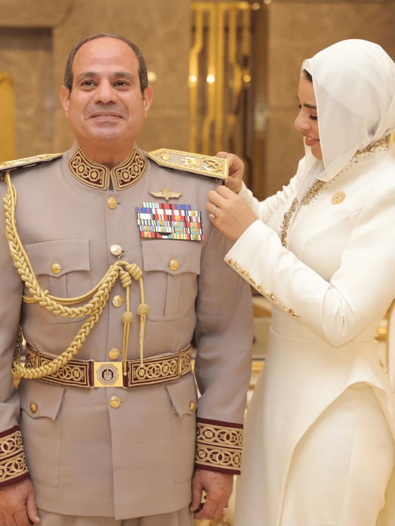 إطلالة آية السيسي في افتتاح الأوكتاجون بالعاصمة الإدارية جمعت بين البساطة والأناقة ورسائل خفية عن التاريخ والهوية المصرية في كل تفصيلة.