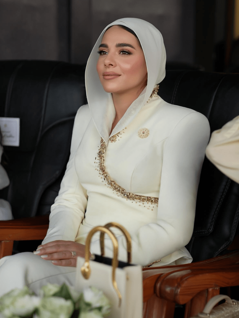 إطلالة آية السيسي في افتتاح الأوكتاجون بالعاصمة الإدارية جمعت بين البساطة والأناقة ورسائل خفية عن التاريخ والهوية المصرية في كل تفصيلة.