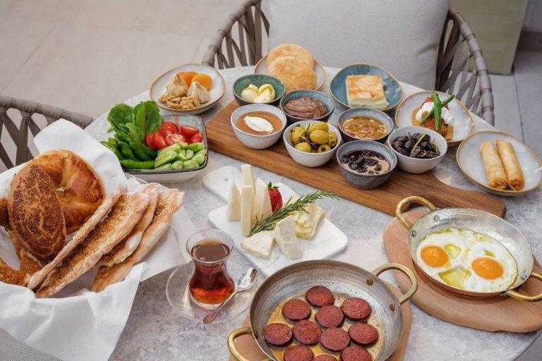 دليلك لأفضل أماكن الإفطار في الإمارات.. تجارب شهية بإطلالات ساحرة