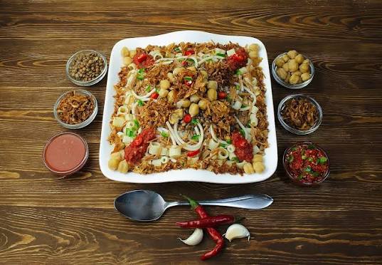 الكشري ضد Paella: الأهلي وبرشلونة يتواجهان على مائدة الطعام