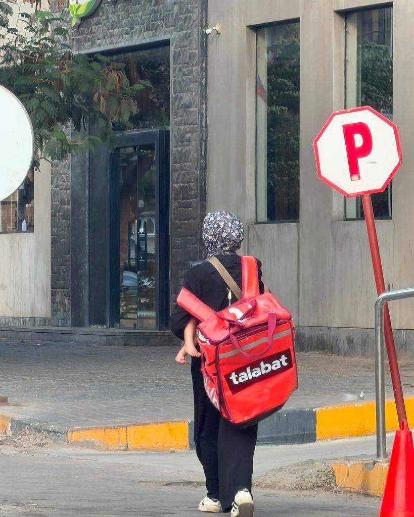مندوبة توصيل تحتضن رضيعها