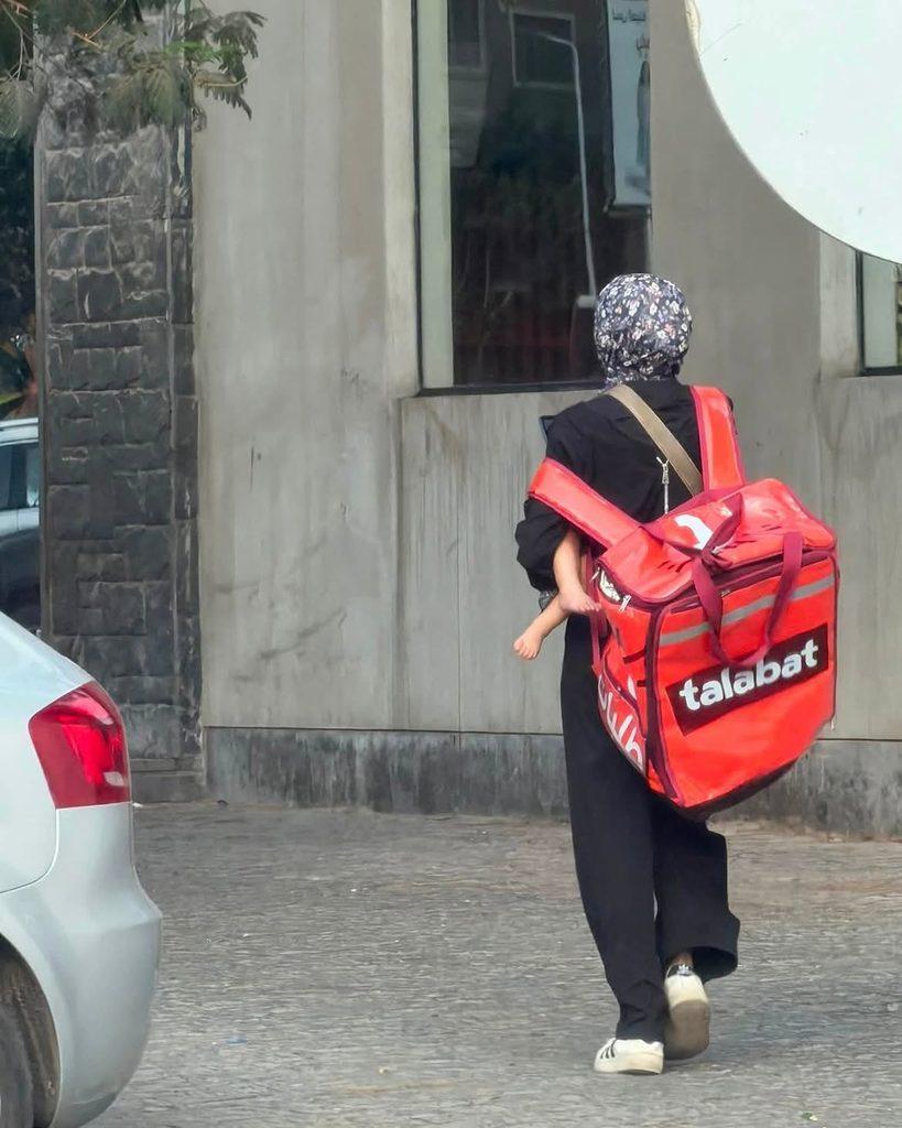 مندوبة توصيل تحتضن رضيعها