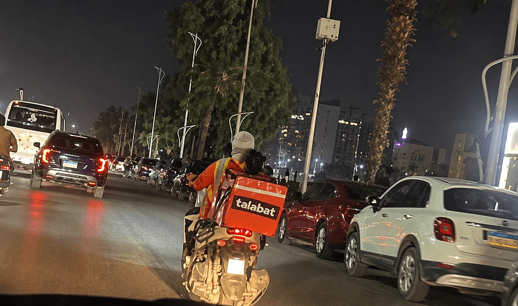 مندوبة التوصيل "سارة" مع ابنتيها
