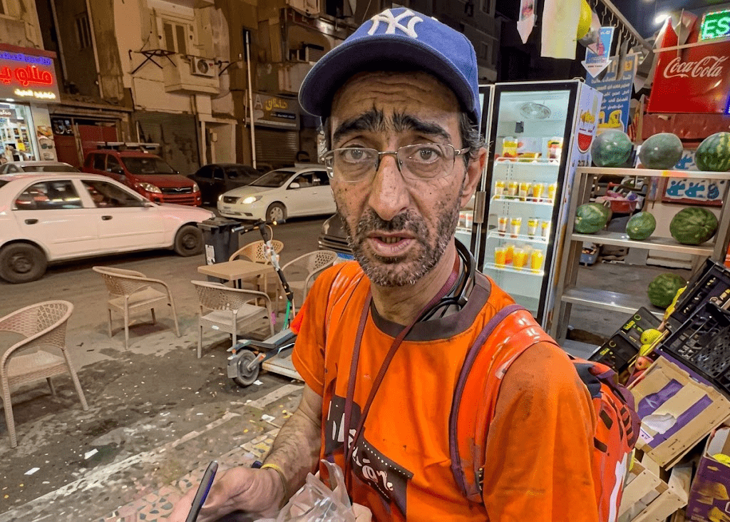 قصة الصيدلي المصري عامل الدليفري